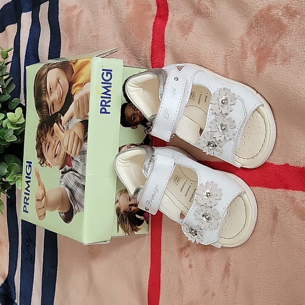 Primigi girls open toe leather sandals. Size: 20.